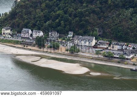Sankt Goarshausen, Germany - 08 04 2022: Sandbank At Sankt Goar In Mittelrheintal