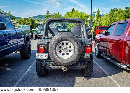 Pigeon Forge, Tn - August 25, 2017: Modified Off Road Jeep Cj7 Soft Top At A Local Enthusiast Rally.