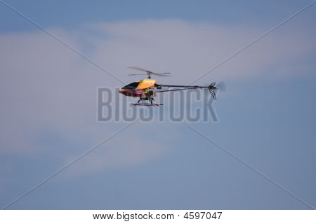 비행장에서 비행 하는 Rc 모델 Helecopter