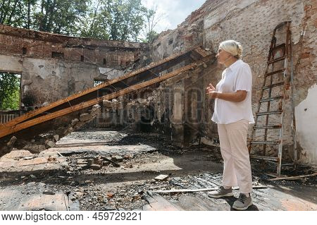 Kharkiv Reg, Ukraine - Jul. 30, 2022: An Employee Of Skovoroda Museum Tells How The House Of The Ukr