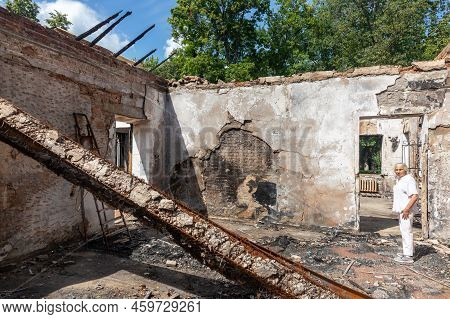 Kharkiv Reg, Ukraine - Jul. 30, 2022: An Employee Of Skovoroda Museum Tells How The House Of The Ukr
