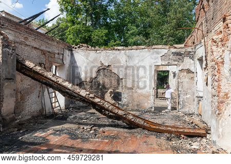 Kharkiv Reg, Ukraine - Jul. 30, 2022: An Employee Of Skovoroda Museum Tells How The House Of The Ukr