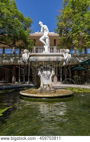 Claremont, Ca - August 13 2022: Fountain In Front Of An Academic Building At Harvey Mudd College