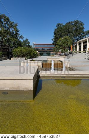 Claremont, Ca - August 13 2022: Fountain In Front Of An Academic Building At Claremont Mckenna Colle