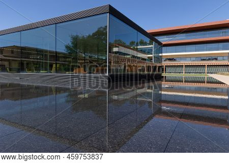 Claremont, Ca - August 13 2022: Academic Building At Claremont Mckenna College Reflected In A Pool O