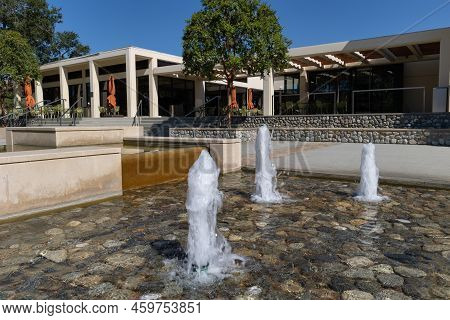 Claremont, Ca - August 13 2022: Fountain In Front Of An Academic Building At Claremont Mckenna Colle