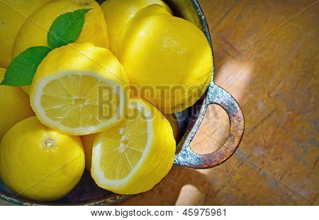 Frische Zitronen auf einem Holztisch