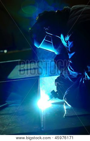 Schweißer mit Schutzmaske Schweißen Metall