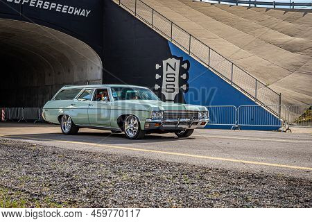 Lebanon, Tn - May 14, 2022: Wide Angle Front Corner View Of A 1970 Chevrolet Kingswood Station Wagon