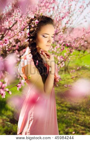 Piękna dziewczyna w ogrodzie blossomy