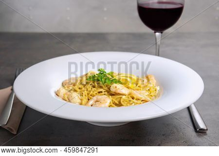 Delicious Italian Spaghetti Scampi With Red Wine
