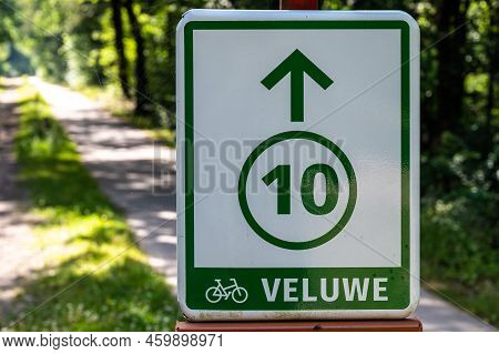 Stroe, Veluwe, The Netherlands, 07 12 2022 - Sign Of The Nodes Network Of Bicycle Routes At The Velu