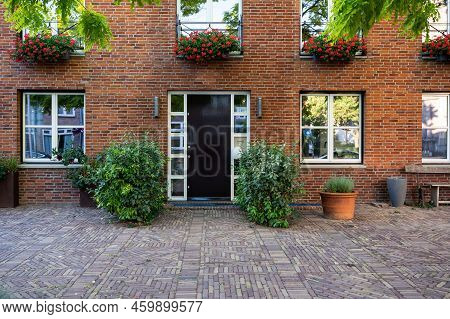 Zaltbommel, Gelderland, The Netherlands - 07 12 2022 - Traditional House Facades With Pottery And Pl