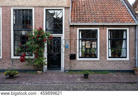 Zaltbommel, Gelderland, The Netherlands - 07 12 2022 - Traditional House Facades With Pottery And Pl