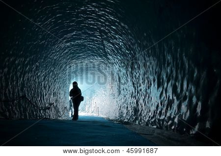 인간의 그림 실루엣 내부 얼음 동굴