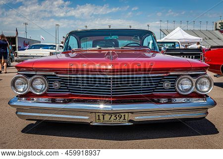 Lebanon, Tn - May 13, 2022: Low Perspective Front View Of A 1960 Pontiac Parisienne Hardtop Coupe At