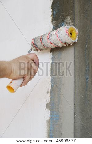 Operaio mano con rullo