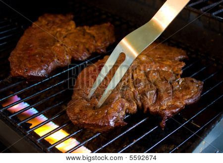 Grillattu pihvi grillataan haarukka
