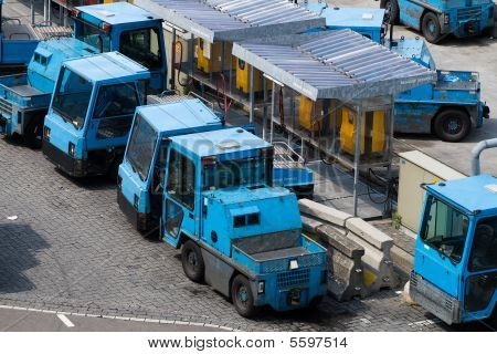 Flugzeuge Gepäck und Fracht Umgang mit Traktoren