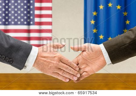 Representatives of the USA and the EU shake hands