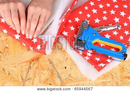 Fastening fabric and board using construction stapler