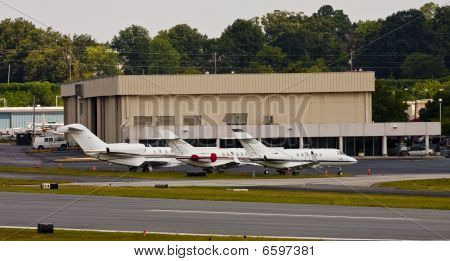 Hangar adlı üç jetler