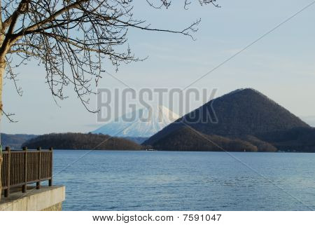 Mount Yotei fra Lake Toya
