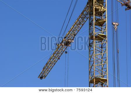 เครนก่อสร้าง elevating กับฟ้าในสภาพอากาศที่เหมาะสม