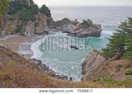 Vattenfall på Pacific Cove Beach