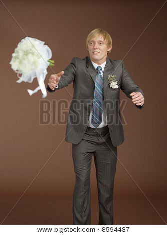 Damat bir uçan buket yakalar