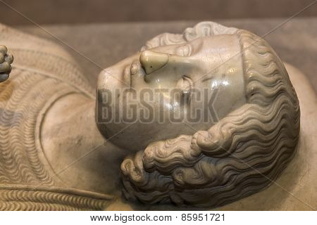 Recumbent statue of  king Robert II le pieux,  in basilica of saint-denis