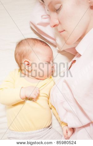 co-sleeping mother and baby