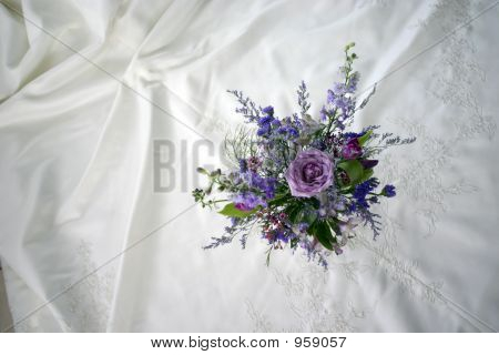 Bröllopsklänning och blommor