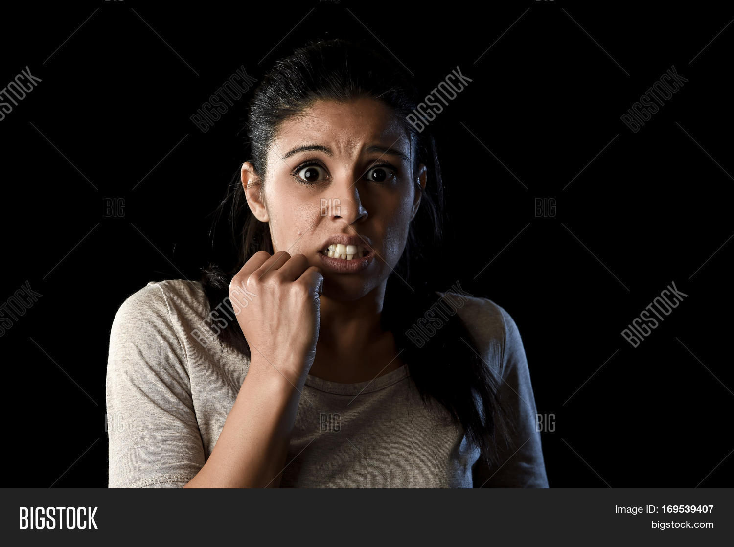 грубость в общении. страх провала. люди кричат друг на друга. очень жесткие цитаты. гнев и страх в теле человека.