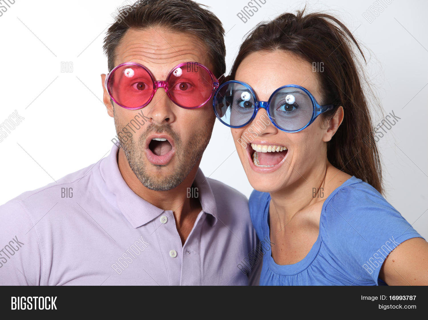 Человек в очках. Почему оправы для очков такие дорогие. Почему он в очках. Д в очках. Eye ache.