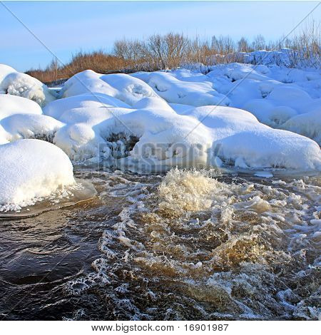 joen virtaus keskuudessa ice