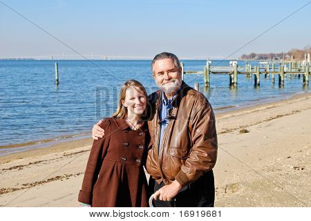 Padre e figlia su una spiaggia