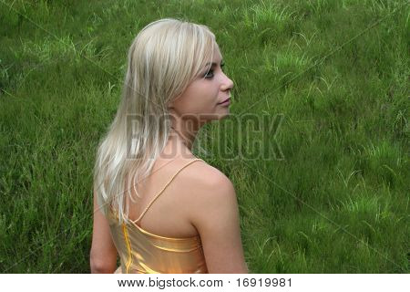 blonde Mädchen auf der Wiese