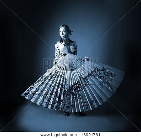bela mulher com leque japonês (cor azul)