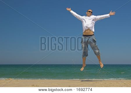 Homme de sauter sur la plage