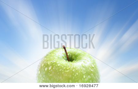 maçã verde fresca com gotas de água