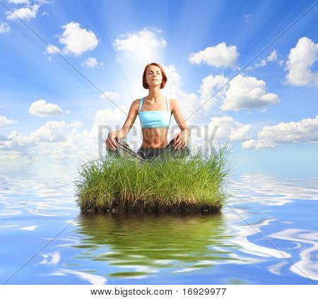 giovane ragazza meditando sull'isola