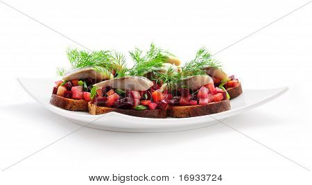 Sandwiches mit Roggenbrot, Hering und Gemüse