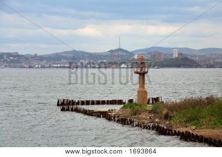 Signe de la navigation sur l'île de la Russie contre la ville de Vladivostok