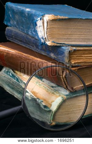 Lupa y libros antiguos