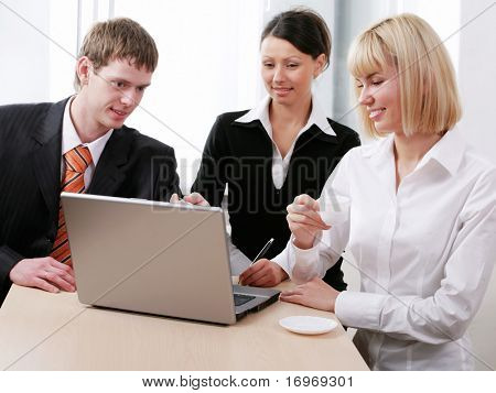 : Ritratto di businesspeople guardando il monitor del portatile