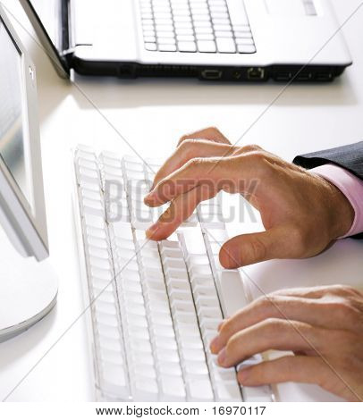 vertikale Bild aus Menschenhand dabei einige Computer-arbeiten