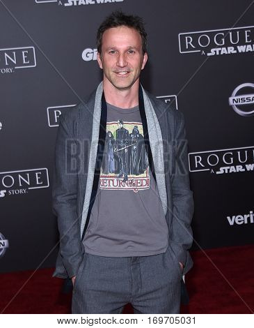 LOS ANGELES - DEC 10:  Breckin Meyer arrives to the 'Rogue One: A Star Wars Story' World Premiere on December 10, 2016 in Hollywood, CA                