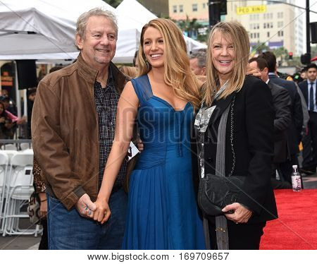 LOS ANGELES - DEC 15:  Blake Lively, Ernie Lively and Elaine Lively arrives to the Walk of Fame honoring Ryan Reynolds on December 15, 2016 in Hollywood, CA                