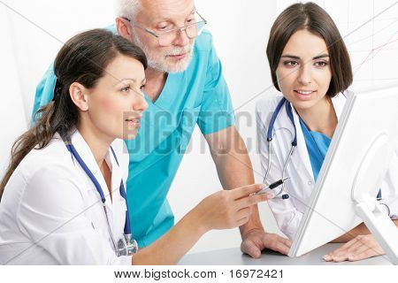 Thème médical : médecins étudient un rapport médical.